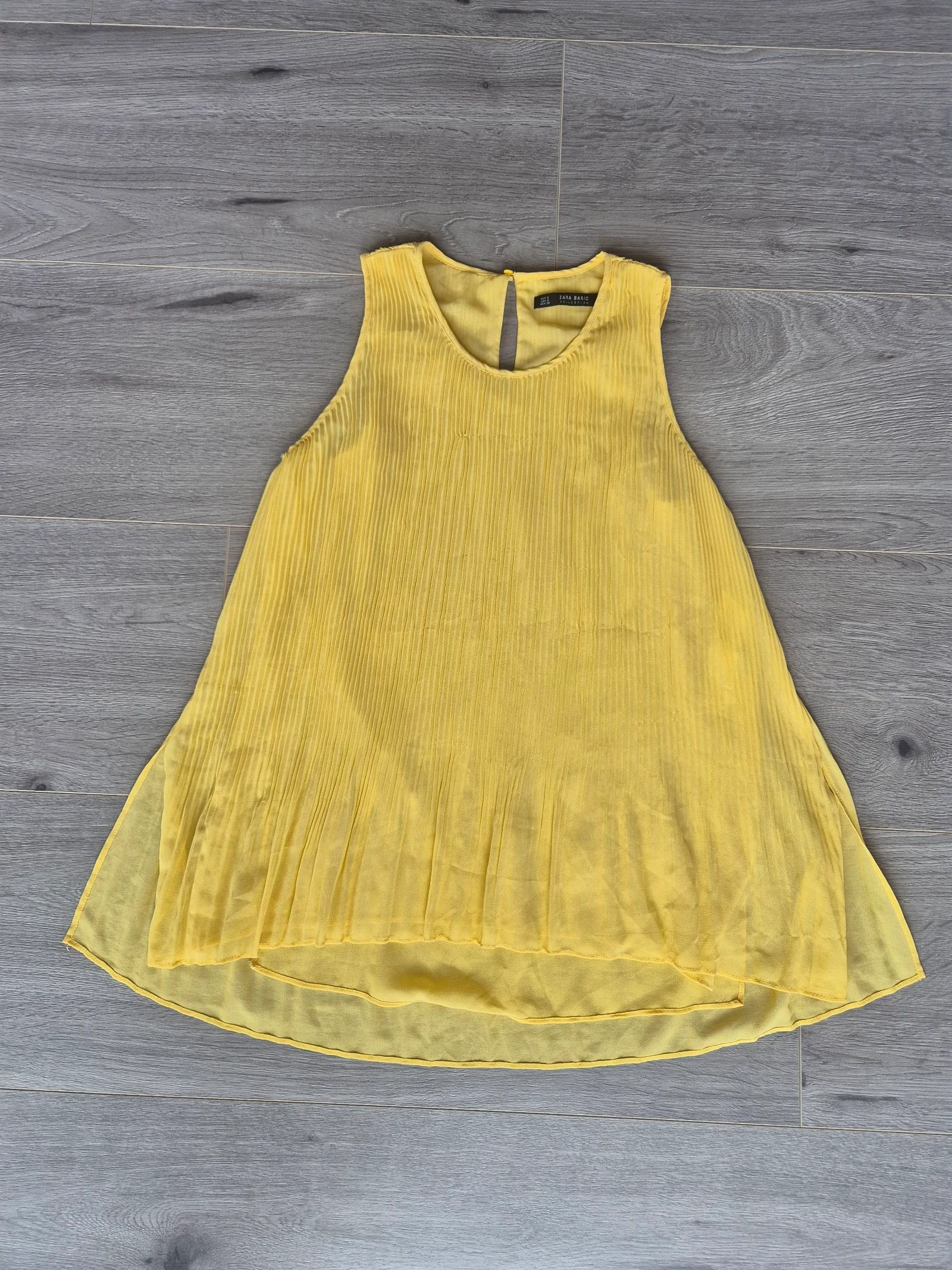 ZARA Gele Plissée Top / Mouwloze Blouse met Sluiting Achter – Maat S